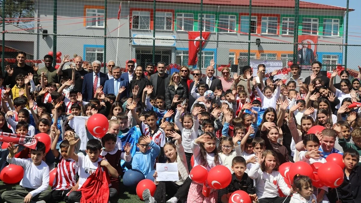 Samsunsporlu oyuncular, 23 Nisan şenliğinde köy çocukları ile buluştu