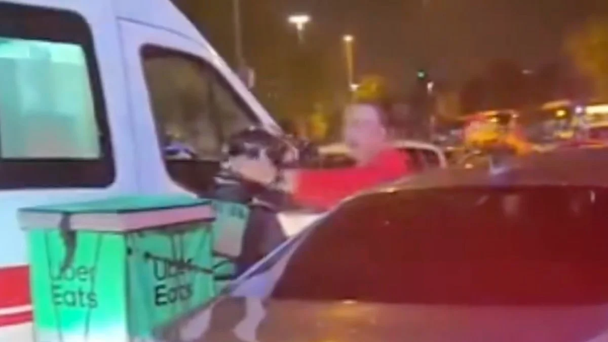 İstanbul'da 'içinde hasta yok' dedikleri ambulansın geçişini engellediler