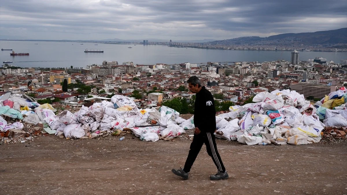 İzmir'in çöp imtihanı: Deniz manzaralı alan çöple kaplandı