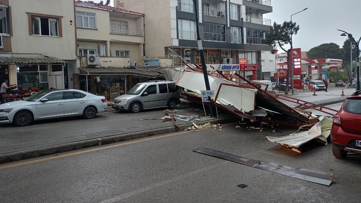 Manisa'da fırtınada uçan çatı, caddenin ortasına düştü