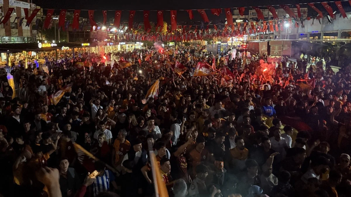 Galatasaraylı taraftarlar sokaklara döküldü: Şampiyonluk kutlamalarından renkli görüntüler