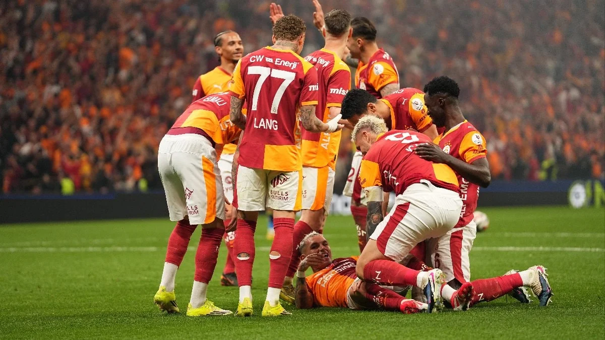 Galatasaray evindeki yenilmezlik serisini derbide sürdürdü