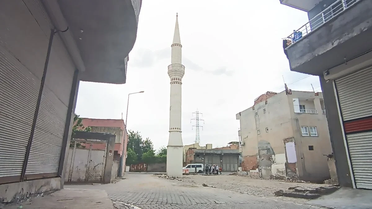 Batman'da tavanı çöken cami yıkıldı