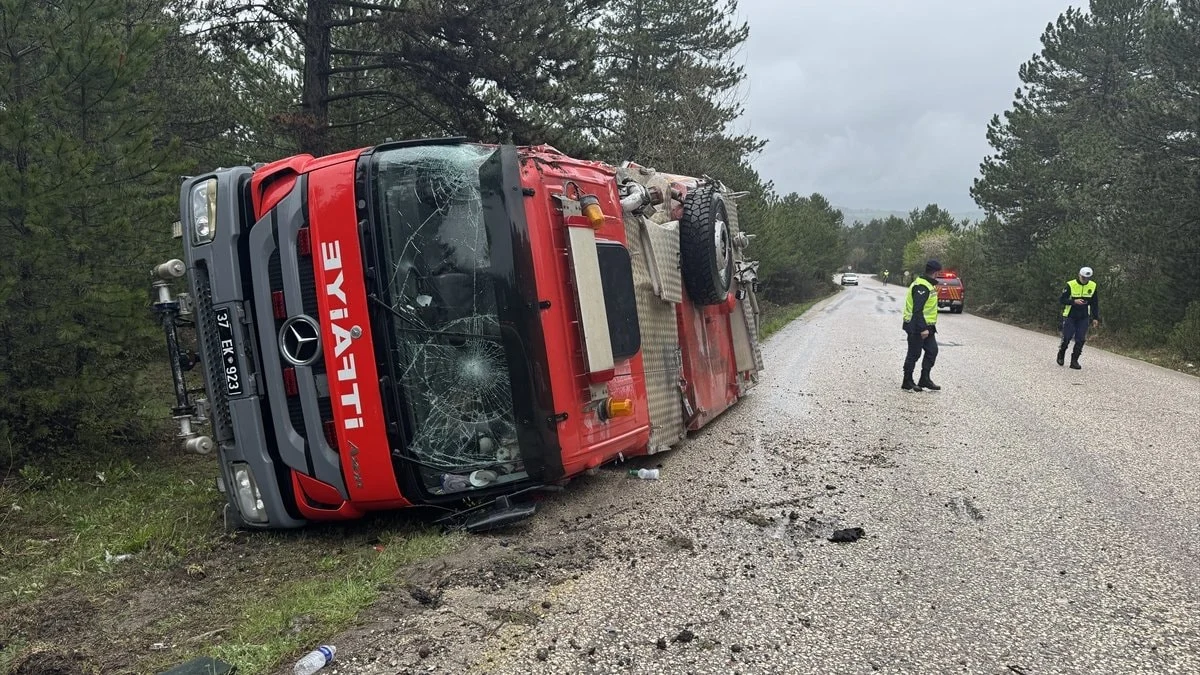 Kastamonu'da itfaiye aracı devrildi: 3 itfaiye eri yaralandı