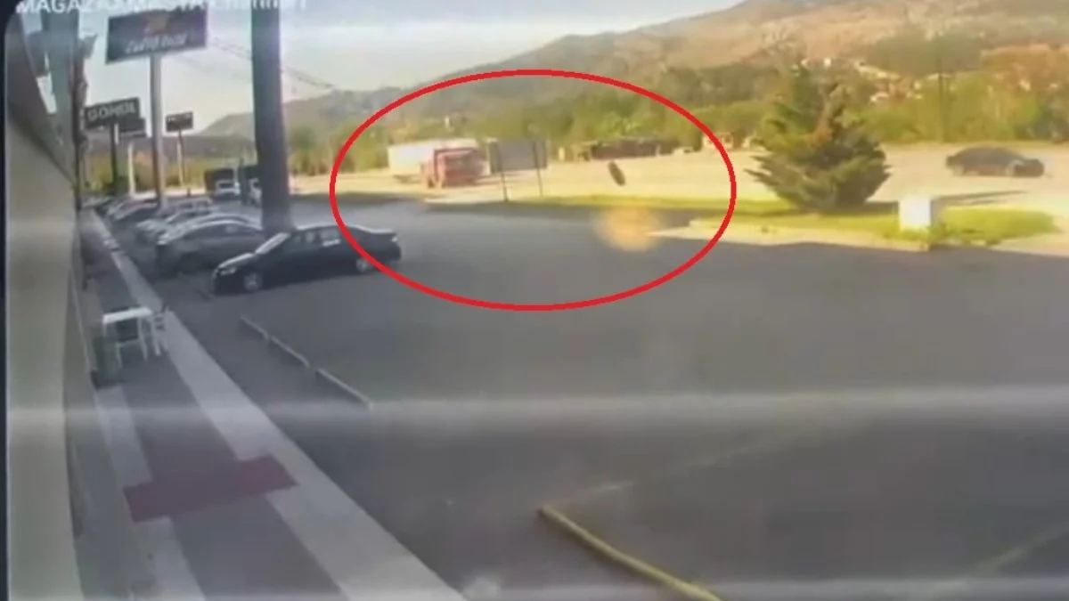 Amasya'da kamyon tekeri mağazaya girdi