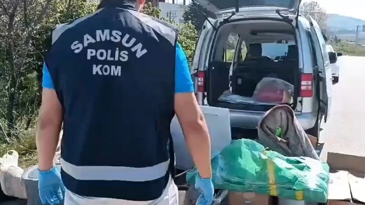 Samsun'da durdurulan araçta ev eşyalarının arasında gizlenmiş silahlar çıktı