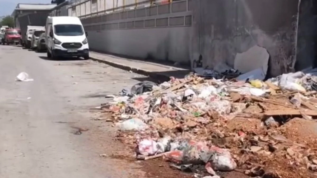 Buca'da toplanmayan çöpler vatandaşı isyan ettirdi