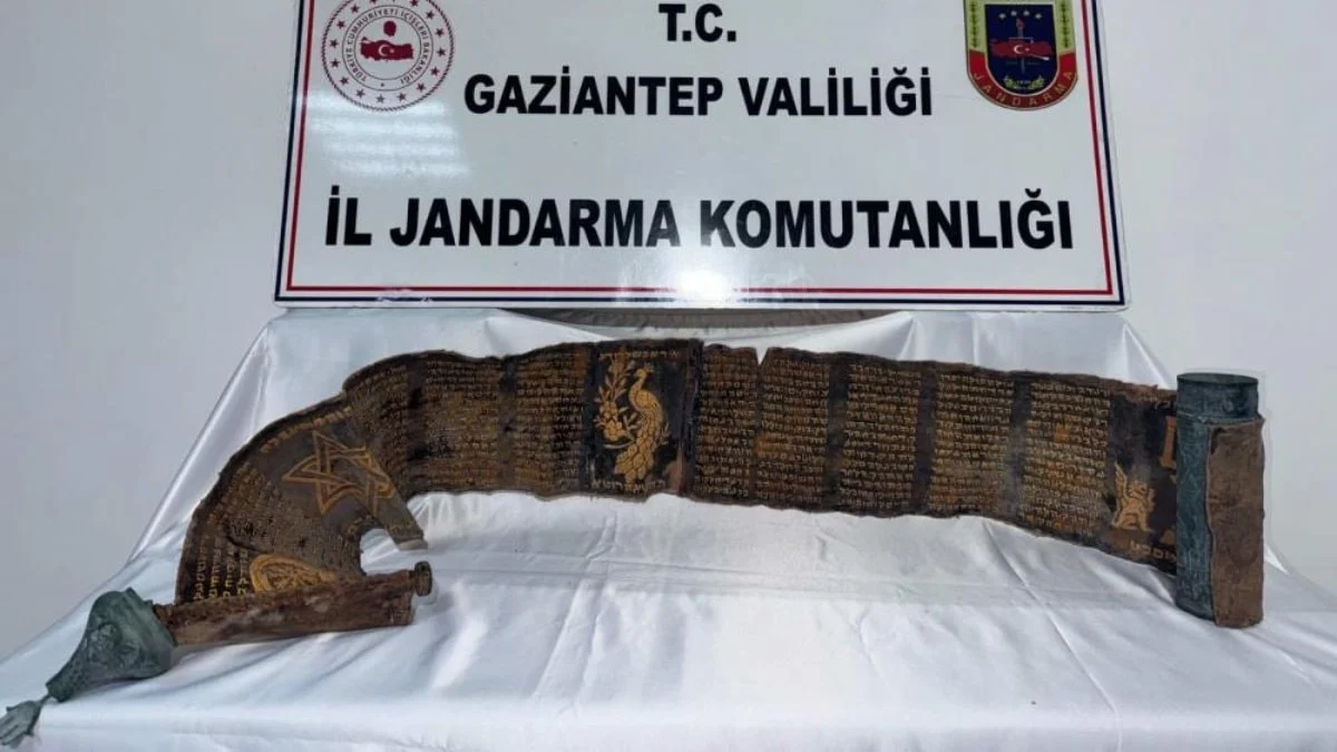 Gaziantep’te piton derisine yazılmış İbranice kitap ele geçirildi