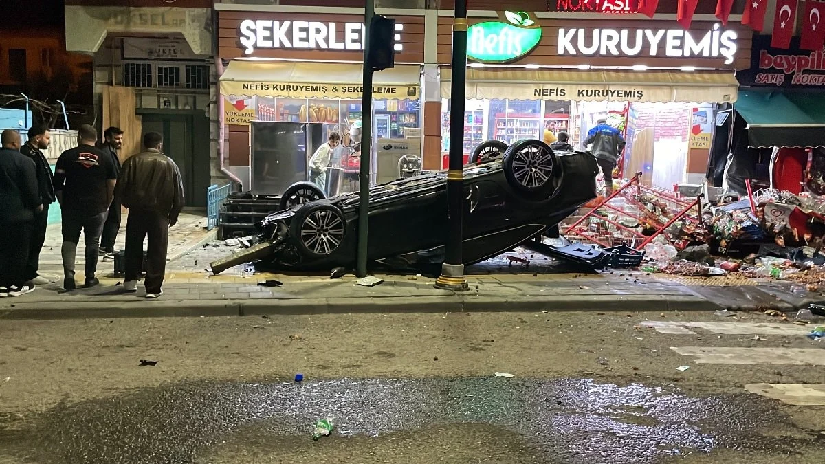 Sivas'ta kontrolden çıkan otomobil 2 iş yerine çarparak devrildi