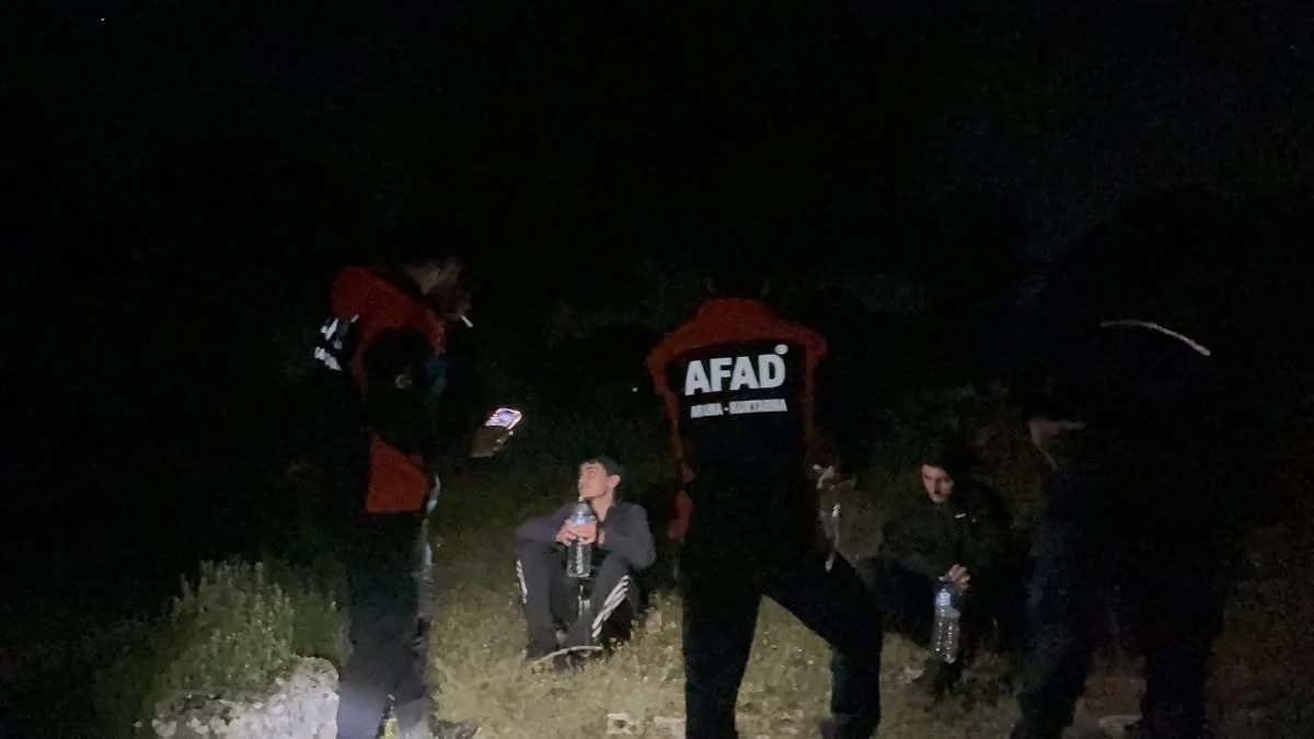 İzmir'de dağlık alanda mahsur kalan çocuklar kurtarıldı