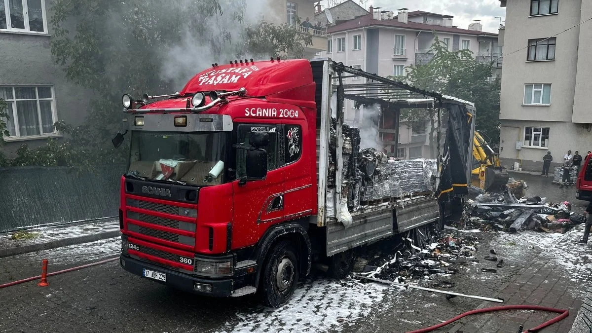 Kastamonu'da seyir halindeki kargo kamyonunda yangın