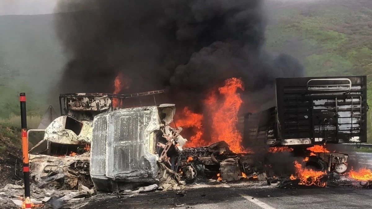 Bitlis'te tırlar kafa kafaya çarpışarak alev topuna döndü: 2 sürücü hayatını kaybetti