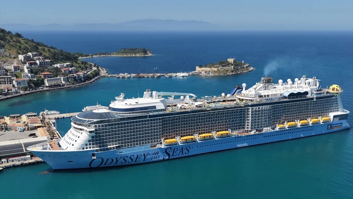 Kruvaziyerler Aydın'ın Kuşadası ilçesine turist taşımaya devam ediyor