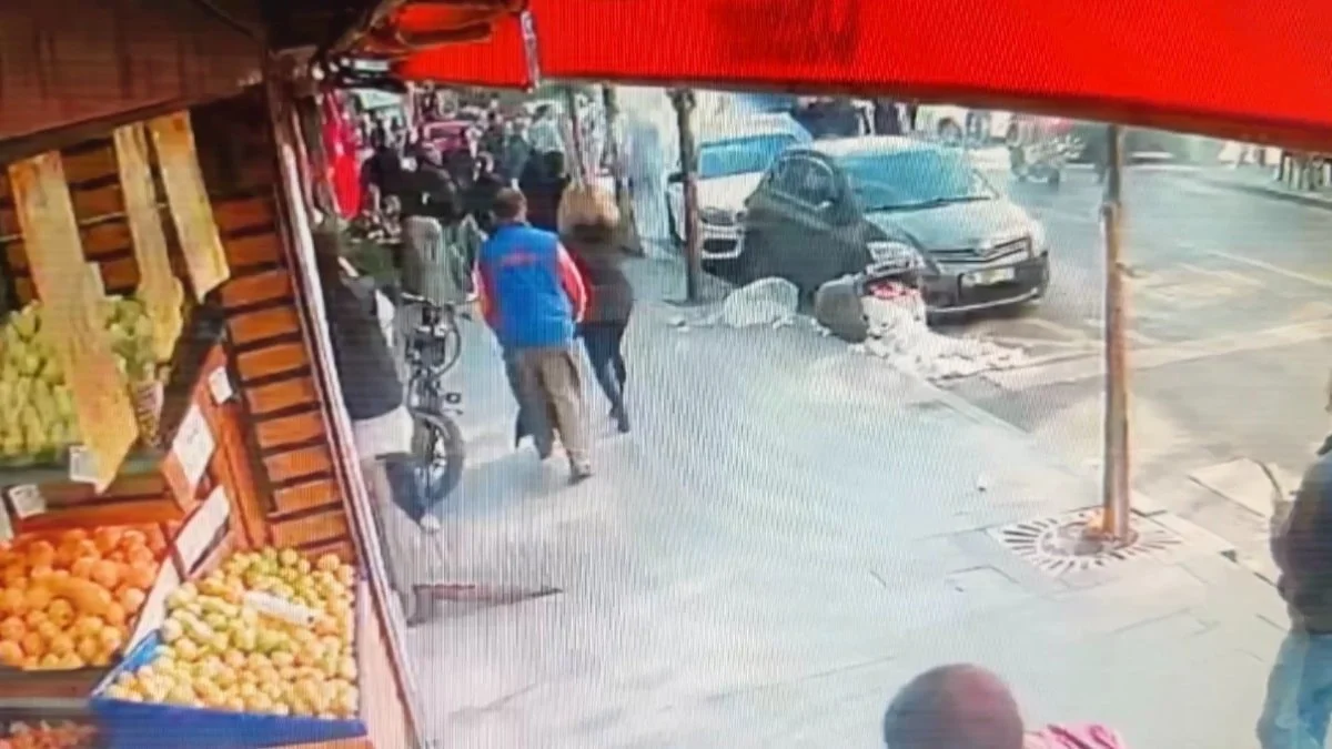 İstanbul'da sürücüsünün kalp krizi geçirdiği otomobil, park halindeki araçlara çarptı