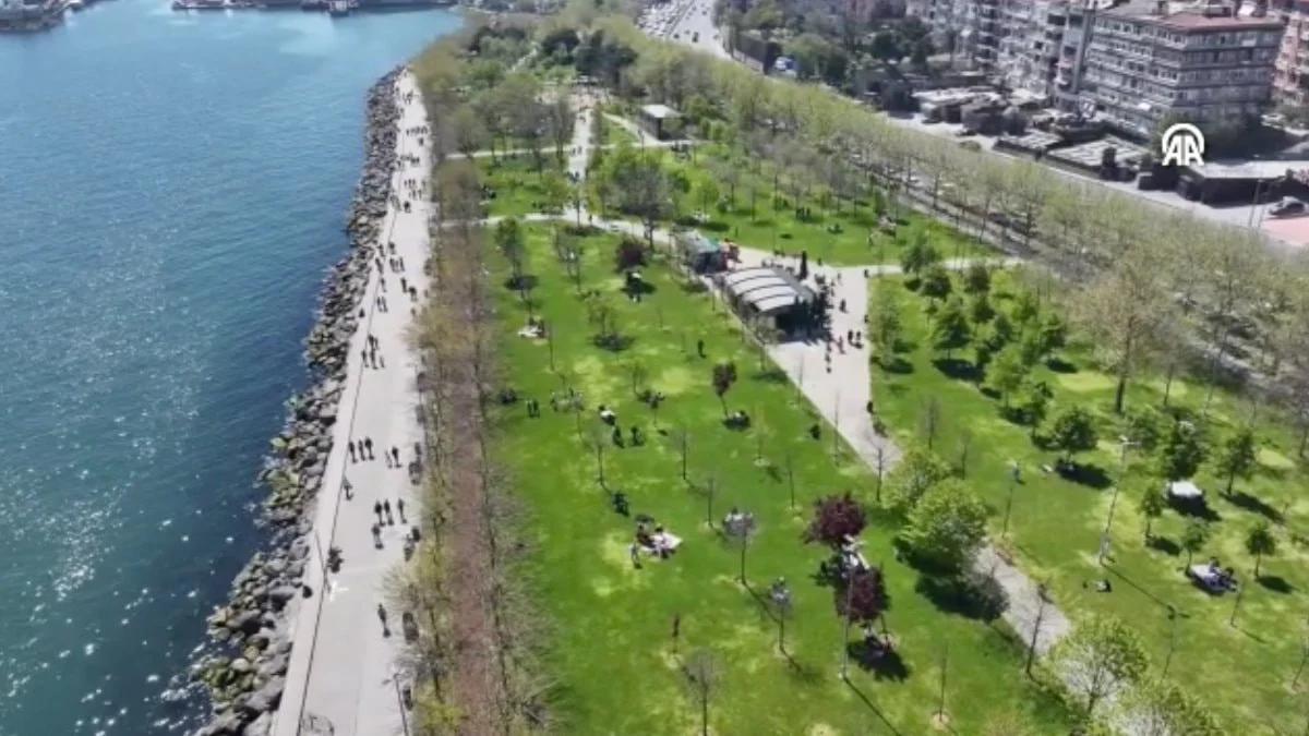 İstanbul'da sıcak havayı fırsat bilenler sahillere akın etti