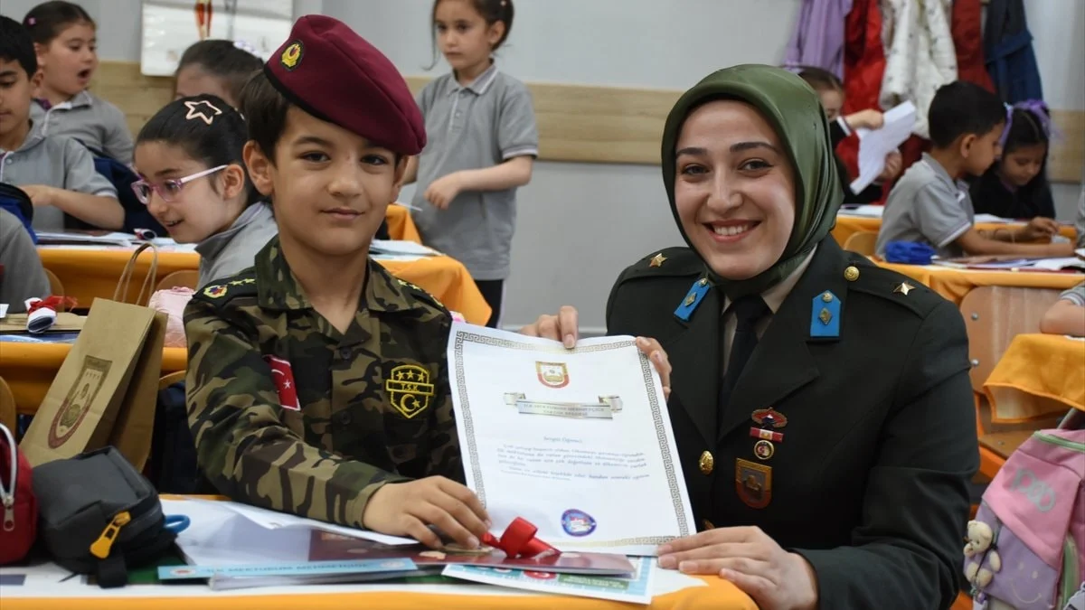 Malatya'da minik kalemlerden Mehmetçik'e mektup karşılık buldu