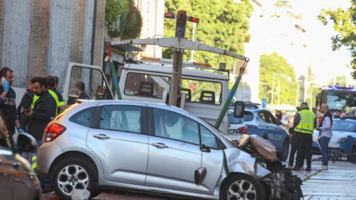 İtalya'da otomobil yayaların arasına girdi: 8 yaralı