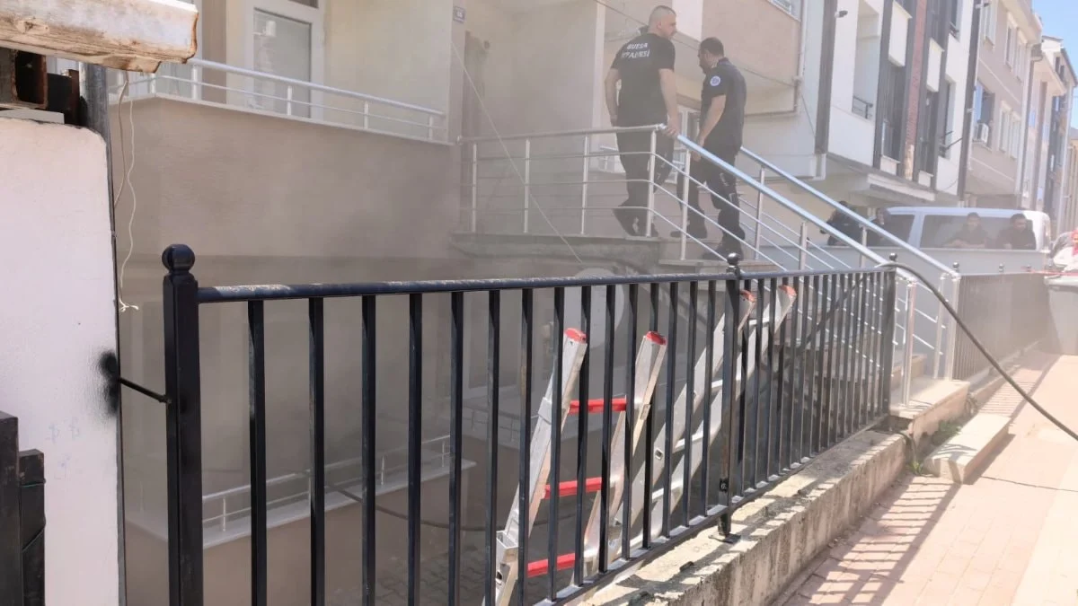 Bursa’da evlerinde çıkan yangında mahsur kalan anne ile otizmli kızını komşuları kurtardı